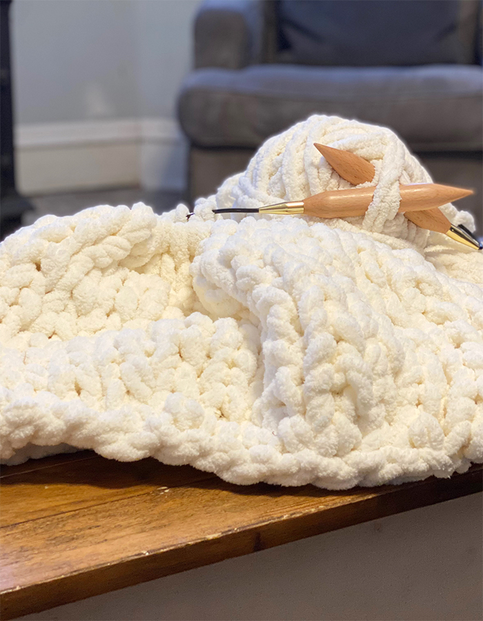 This DIY knitted rug can help make your home beautiful